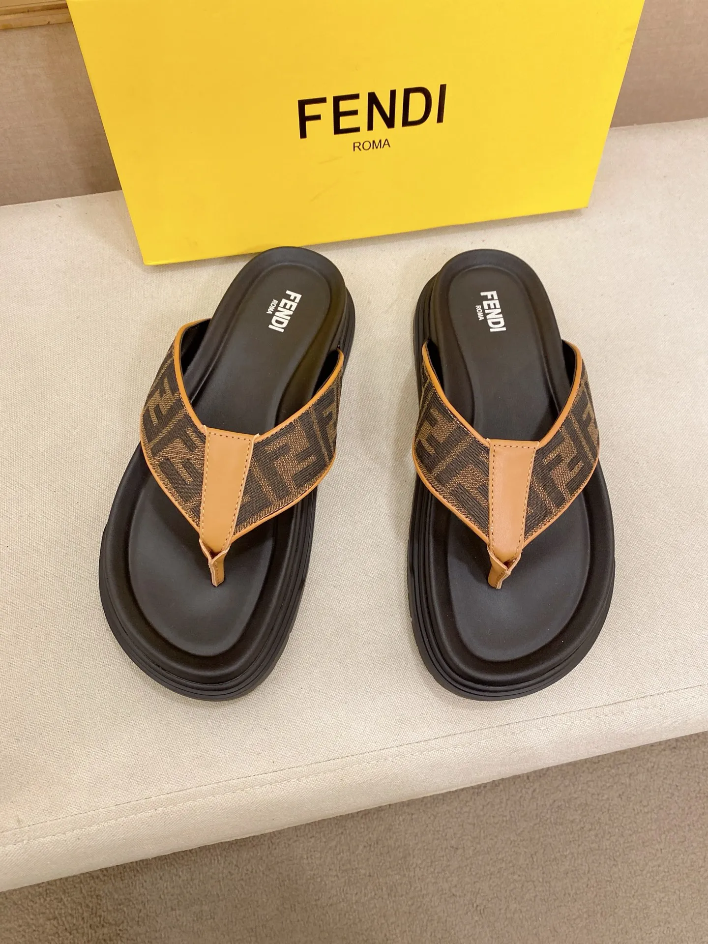 Factory price: 320💰 [Fendi Slippers] High-end brand of men's shoes, official website 1:1 latest masterpiece: original mold customization, the fabric is made of imported original materials, upgraded outsole, lighter and non-slip. The market's top quality, simple yet tasteful, a must-have for fashionistas, fashionable at your feet, full of confidence, the same style at the counter 👍The season of summer slippers is here. Code: 38-44 (45 is custom-made and cannot be returned or exchanged)